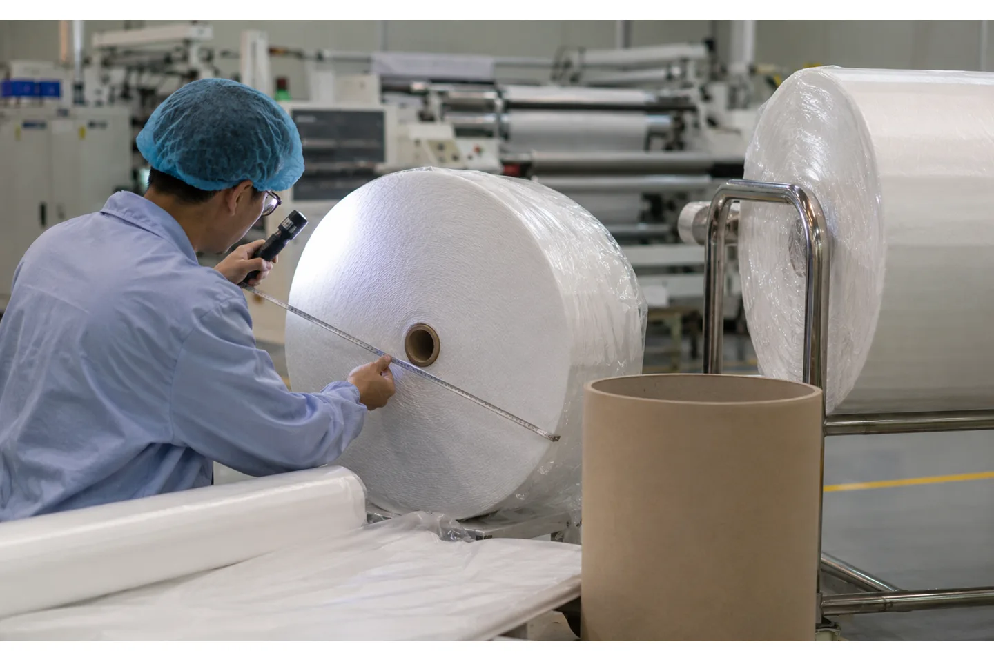 Medical nonwoven roll converting specification diagram showing material dossier, guarded web path, slitting, rewinding and traceable FAT records